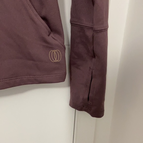 Defining jacket with pockets and thumb holes in sleeve - Picture 2 of 3